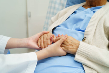 Obraz premium Asian doctor checking and treat elderly woman patient health in hospital.