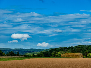 Obraz premium Großes Strohballen Lager auf einem feld im Sommer