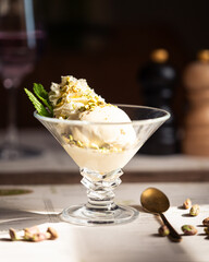 Glace à la pistache servie dans une verrine avec chantilly et menthe fraîche