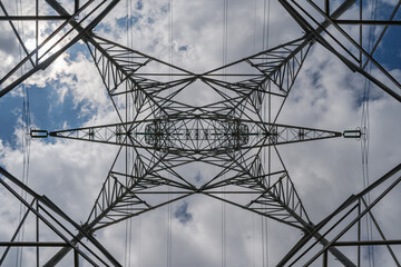 Tourmignies, France le 22 juillet 2025 : Ligne à très haute tension traversant la campagne de...