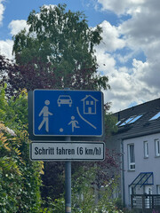 Verkehrsschild Spielstrasse, Beginn eines verkehrsberuhigtem Bereiches, Schritttempo,...