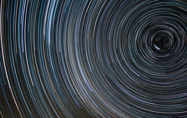 Obraz premium Milky way stars trails around north polar star.