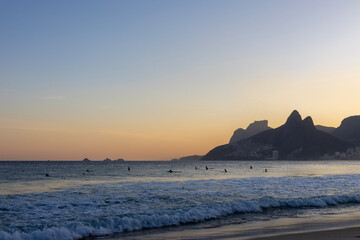 Fototapeta premium por do sol e um céu laranja