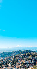 comunidade sob um céu muito azul