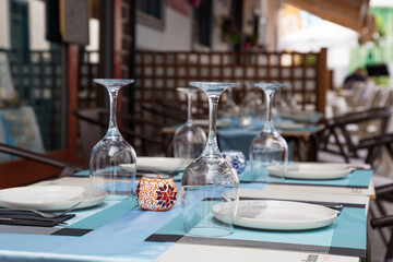 Tavoli di ristorante apparecchiati all'aperto