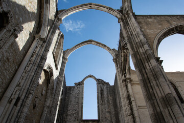 Obraz premium Stone Arches Framing the Sky – Gothic Ruins of Lisbon