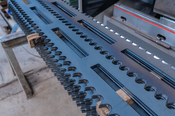 Pièces industrielles métalliques découpées avec précision par machine laser dans un atelier de fabrication moderne.