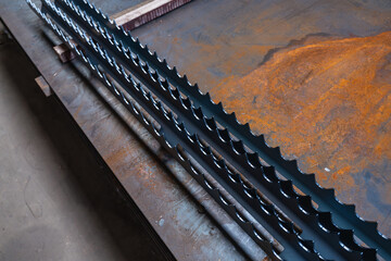 Pièces industrielles métalliques découpées avec précision par machine laser dans un atelier de fabrication moderne.