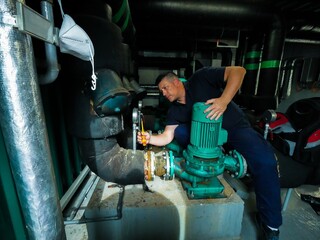 Operario técnico realizando labores de mantenimiento en el trabajo.