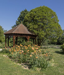 Kiosque dans un parc paysager avec roseraie	