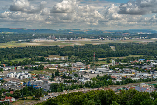 Blick auf Landstuhl mit Airbase Ramstein im Hintergrund