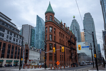 Obraz premium Historic Building Amidst Modern Skyscrapers