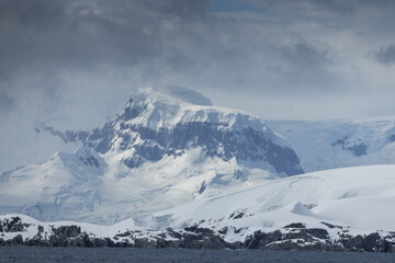 Obraz premium The mountains on Antarctica meeting the Southern Ocean