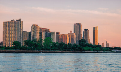 Obraz premium Roosevelt island skyline at sunset long city 