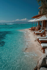 Transats et parasols alignés sur plage paradisiaque, eau turquoise, ciel bleu clair et ambiance estivale luxueuse