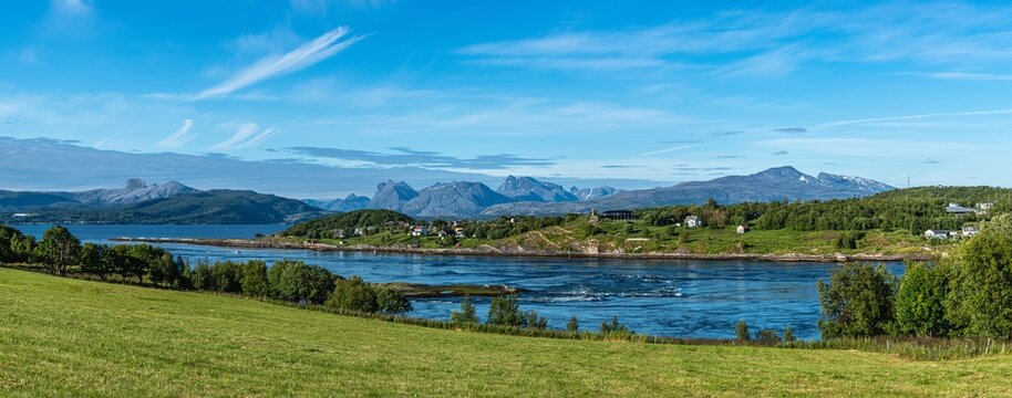 Bod&oslash;, la citt&agrave; norvegese a nord del circolo polare artico, tra il Vestfjorden e il Saltjorden