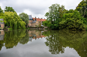 Fototapeta premium Park Minnewater i beginaż w centrum Brugii, Flandria Zachodnia, Belgia