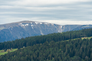 Montagnes et ciel bleu – l’harmonie parfaite