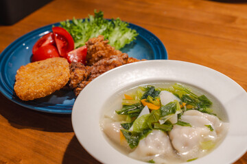 Dinner with Vegetable Dumpling Soup and Fried Chicken Plate / 野菜餃子スープと唐揚げプレートの夕食
