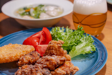 Dinner with Vegetable Dumpling Soup and Fried Chicken Plate / 野菜餃子スープと唐揚げプレートの夕食
