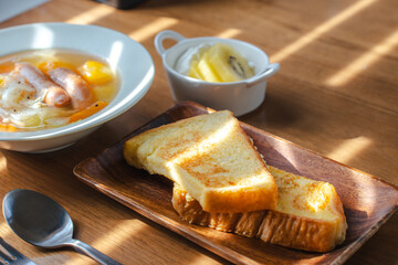 French Toast Breakfast with Sausage Soup and Yogurt Fruit / ソーセージスープとヨーグルトフルーツ添えのフレンチトースト朝食