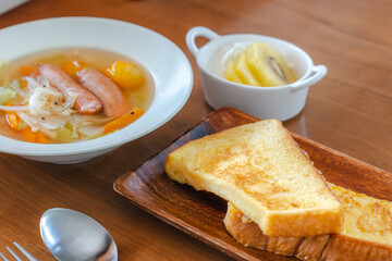 French Toast Breakfast with Sausage Soup and Yogurt Fruit / ソーセージスープとヨーグルトフルーツ添えのフレンチトースト朝食