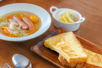 French Toast Breakfast with Sausage Soup and Yogurt Fruit / ソーセージスープとヨーグルトフルーツ添えのフレンチトースト朝食