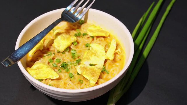 scrambled eggs Maggi in a bowl