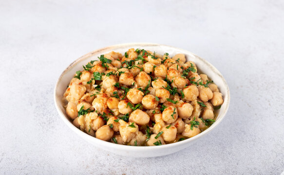 Levantine balila or msabah consists of warm chickpeas with chopped parsley, cumin, olive oil and lemon juice.