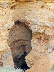 Tiefes Loch im Karstgestein der Algarve