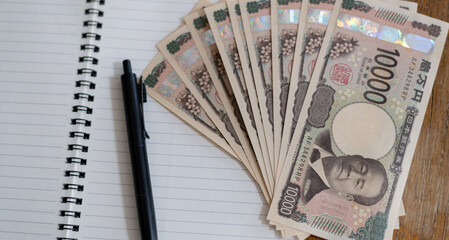 無地のメモに現金とボールペン