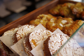 洋菓子店に並ぶ美味しそうな焼き菓子