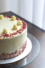 Torta Red Velvet con frosting de queso crema y buttercream. Elegante y delicada. 