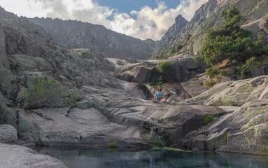 Woman Practicing Yoga in a Stunning Mountain Landscape by the Lake- La combinación de belleza...