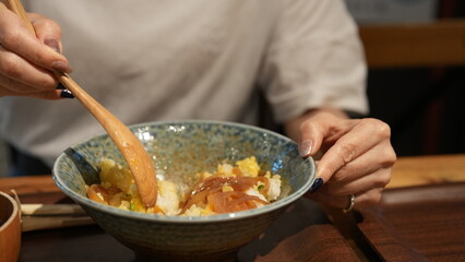 料理を食べる女性