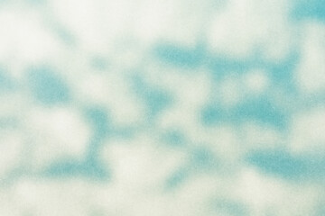 Obraz premium ざらざらの紙とぼやけた青空と白い雲の画像