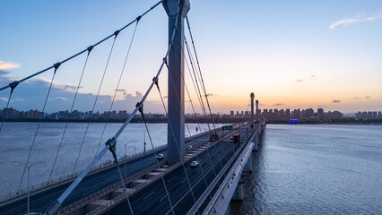 Obraz premium aerial view bridge over river during sunset