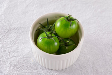トマト 野菜 畑 実り 緑 皿盛り Tomatoes, vegetables, fields, fruiting, green, platter.