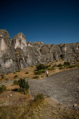 Persona femenina con mochila caminando por los senderos en las montañas de Marcahuasi 
