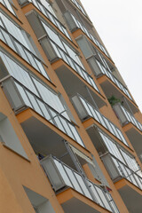 Obraz premium A tall and impressive building adorned with numerous windows and balconies that enhance its architectural elegance and functionality