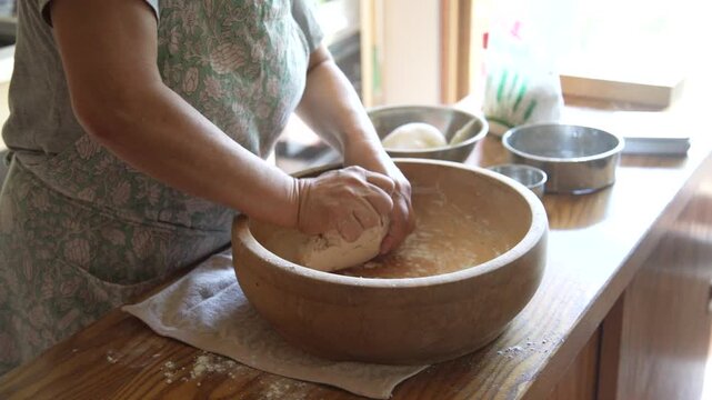 自宅でうどんを手作りする女性
