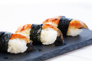 鰻の握りずし - ふっくらとして美味しそうなウナギの握り寿司
