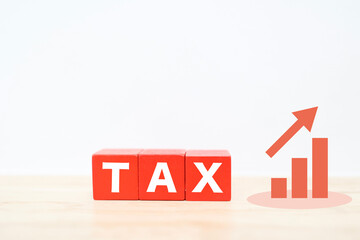 税金の増加と上昇グラフ。赤いブロックとコピースペース。