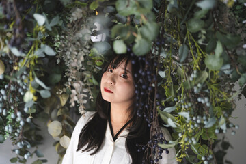 植物の中にいる女性