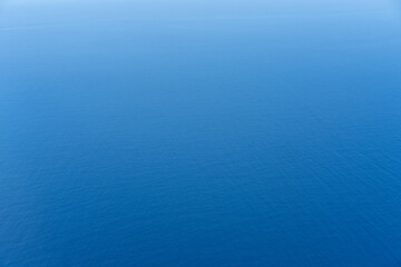 飛行機から見た沖縄の青い海