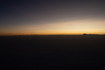 雲の上から見た日没後の残光