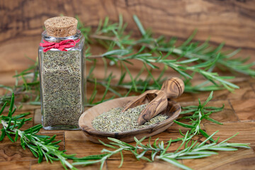 Rosemarin Salvia rosmarinus auf Olivenholz