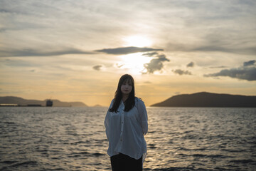 夕日の海にいる女性