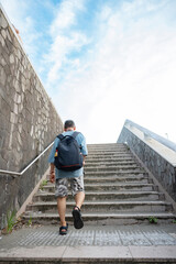 階段を登るシニア男性