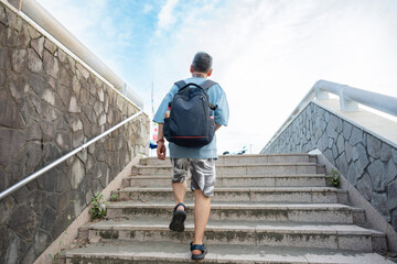 階段を登るシニア男性